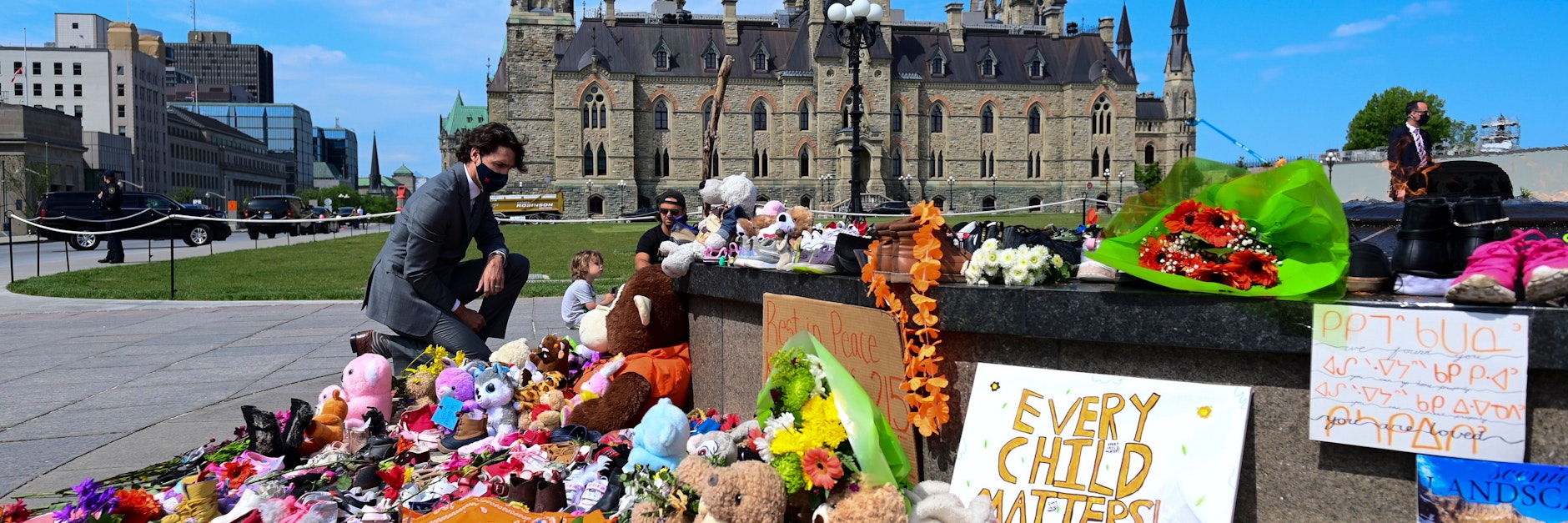 Justin Trudeau, Premierminister von Kanada, kniet vor einer Gedenkstätte auf dem Parliament Hill.&nbsp;