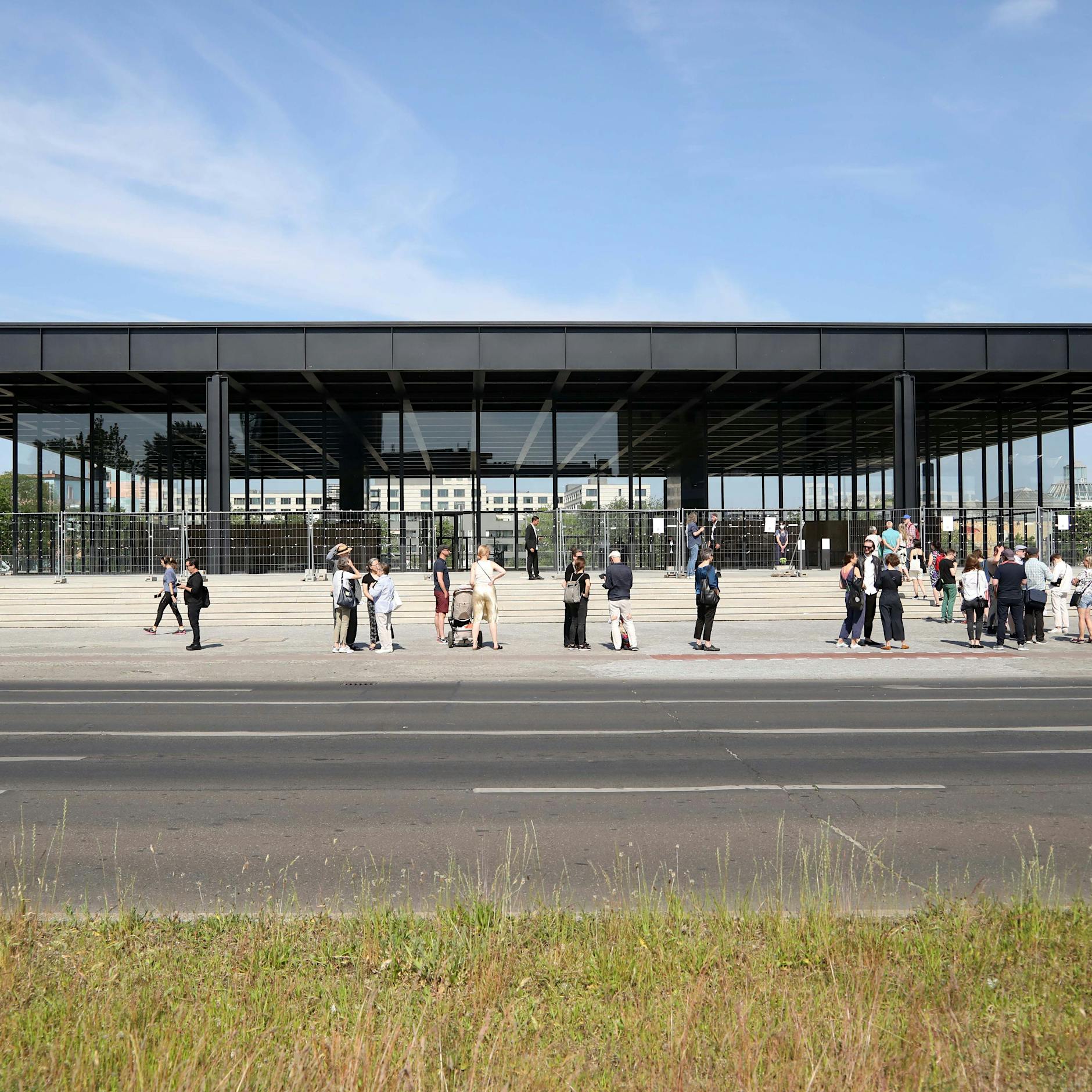 Erste Besucher in der Neuen Nationalgalerie: Staunen über die große Leere