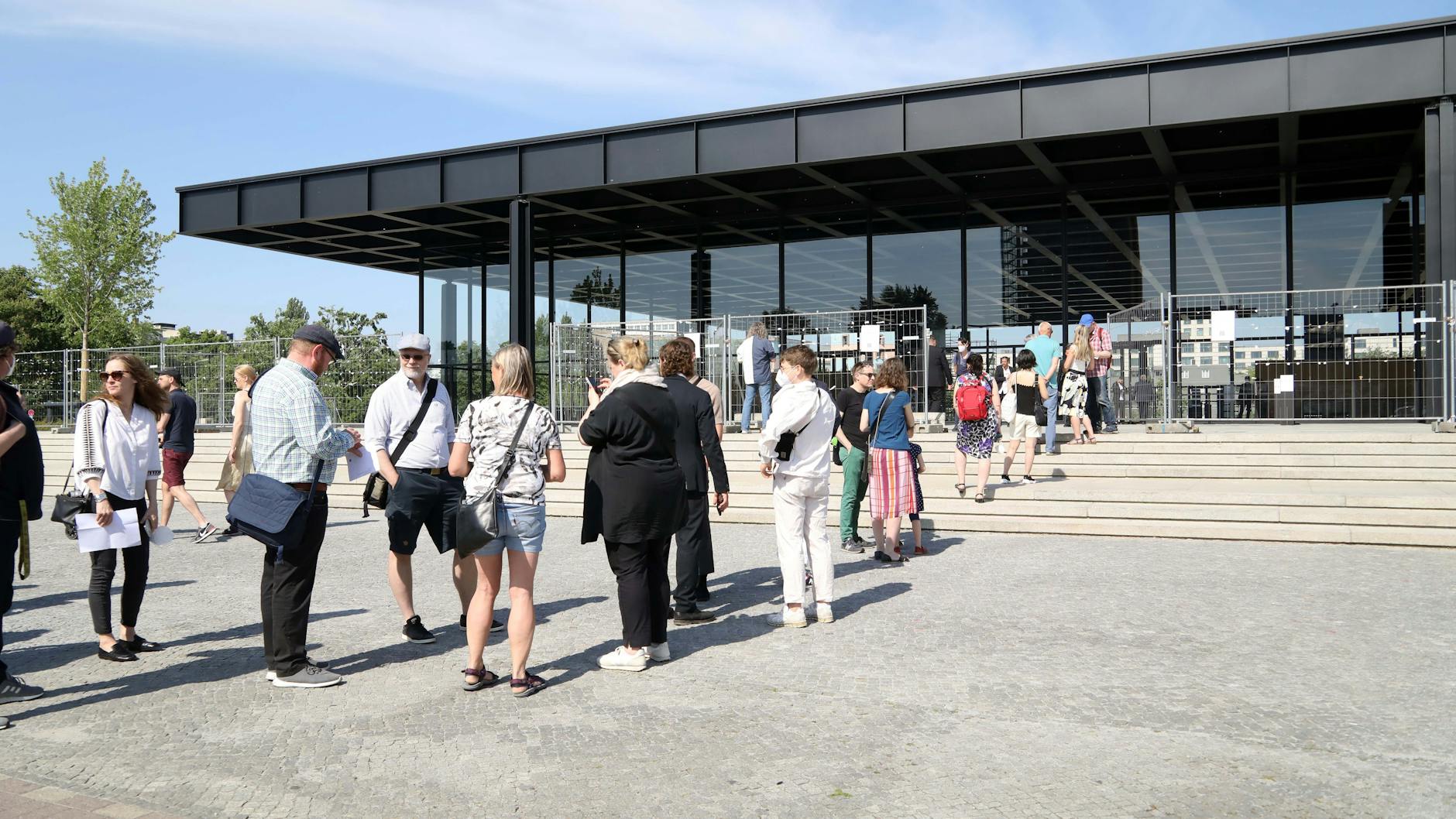Trotz Vorbestellung lange Schlangen