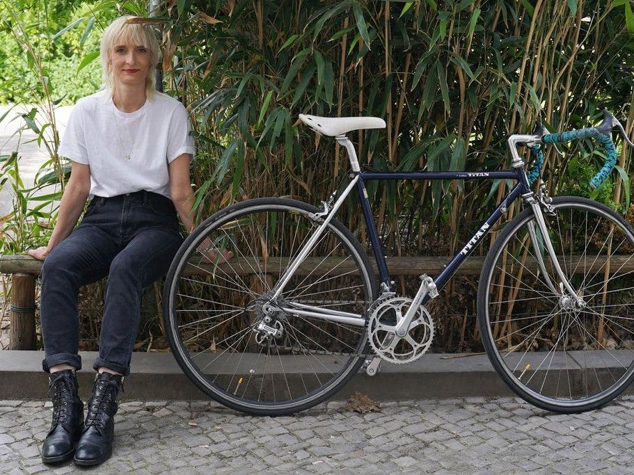 Gutes Rad ist teuer: Die Autorin und ihr Vintage-Rennrad der Marke Titan mit Rahmen von Columbus, samt Lenker von 3 T, Dura-Ace-Schaltung von Shimano und Pedalen von MKS Sylvan.