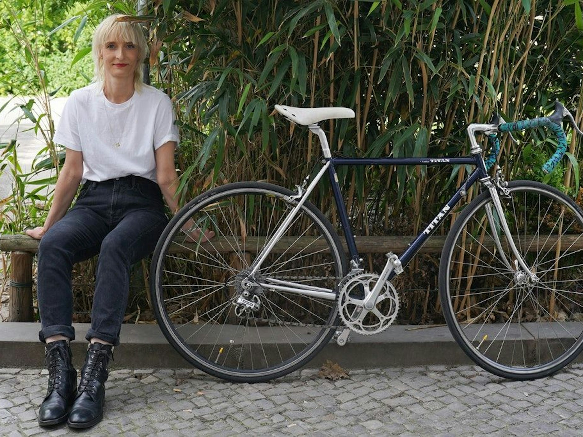 Gutes Rad ist teuer: Die Autorin und ihr Vintage-Rennrad der Marke Titan mit Rahmen von Columbus, samt Lenker von 3 T, Dura-Ace-Schaltung von Shimano und Pedalen von MKS Sylvan.