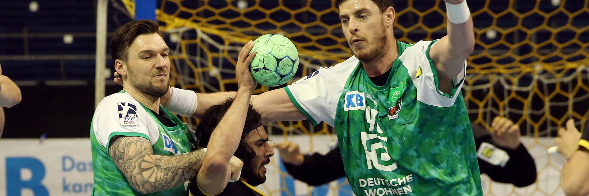 Mijajlo Marsenic (r.) greift gegen Coburg nicht nur in der Abwehr fest zu, er trifft auch vorn fünfmal.