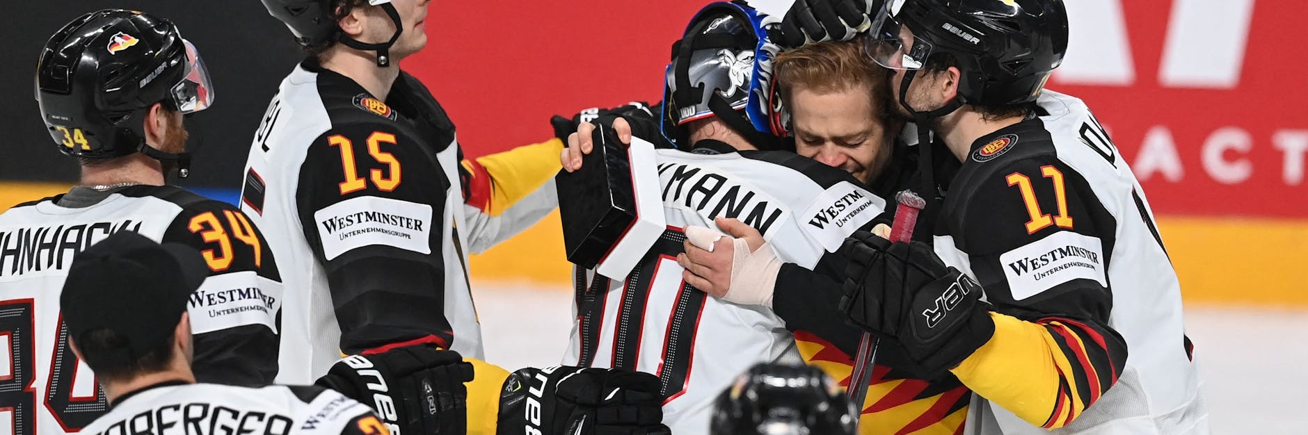 Kopf hoch: Die deutschen Helden trösten sich nach dem kleinen WM-Finale gegenseitig.