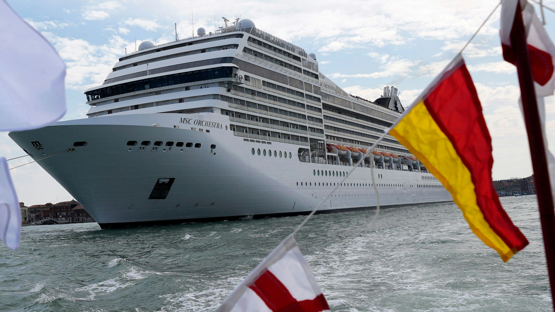 Das 92.409 Tonnen schwere, 16-stöckige Kreuzfahrtschiff MSC Orchestra verlässt am 5. Juni die Lagune Venedigs.&nbsp;