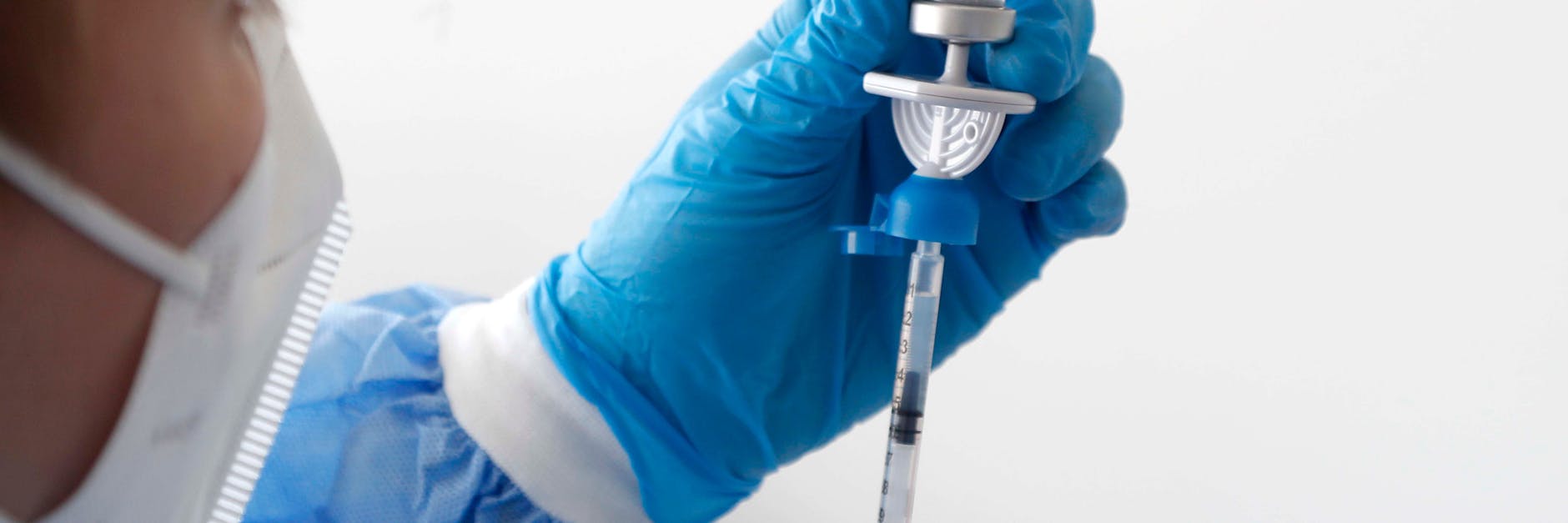 Die Spritze gegen Corona kann nun jeder bekommen. Doch der Impfstoff ist weiterhin knapp, Termine daher kaum vorhanden.