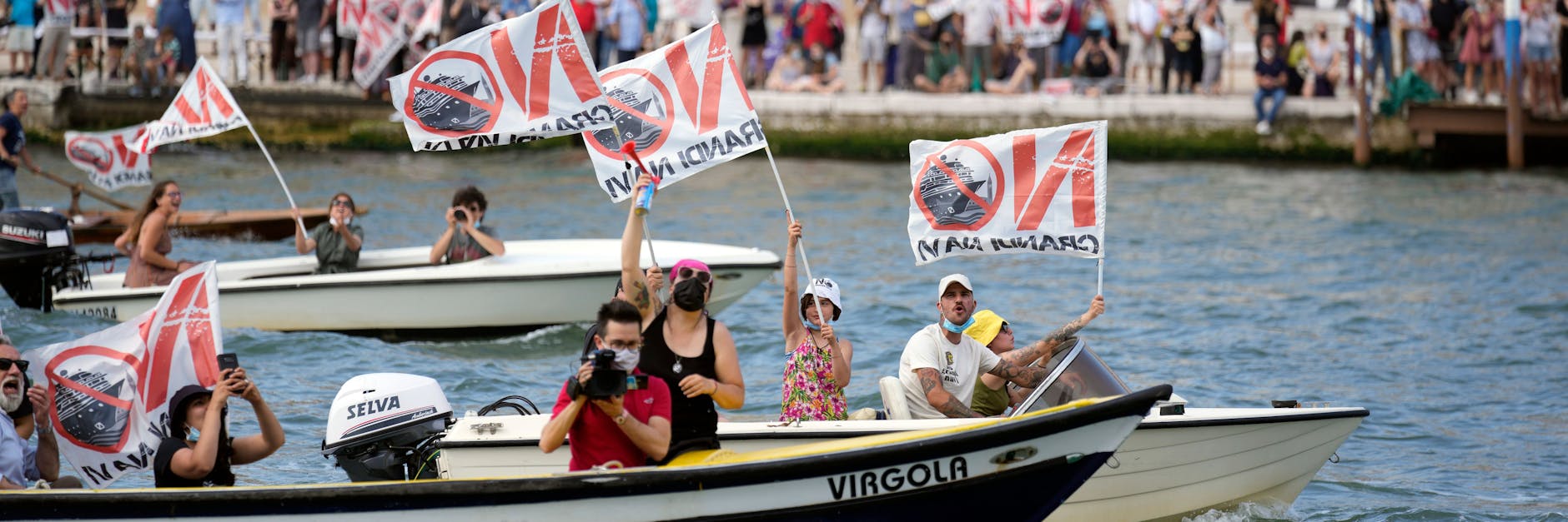 „No Big Ships“-Aktivisten inszenieren einen Protest, als das Kreuzfahrtschiff MSC Orchestra Venedig verlässt. 
