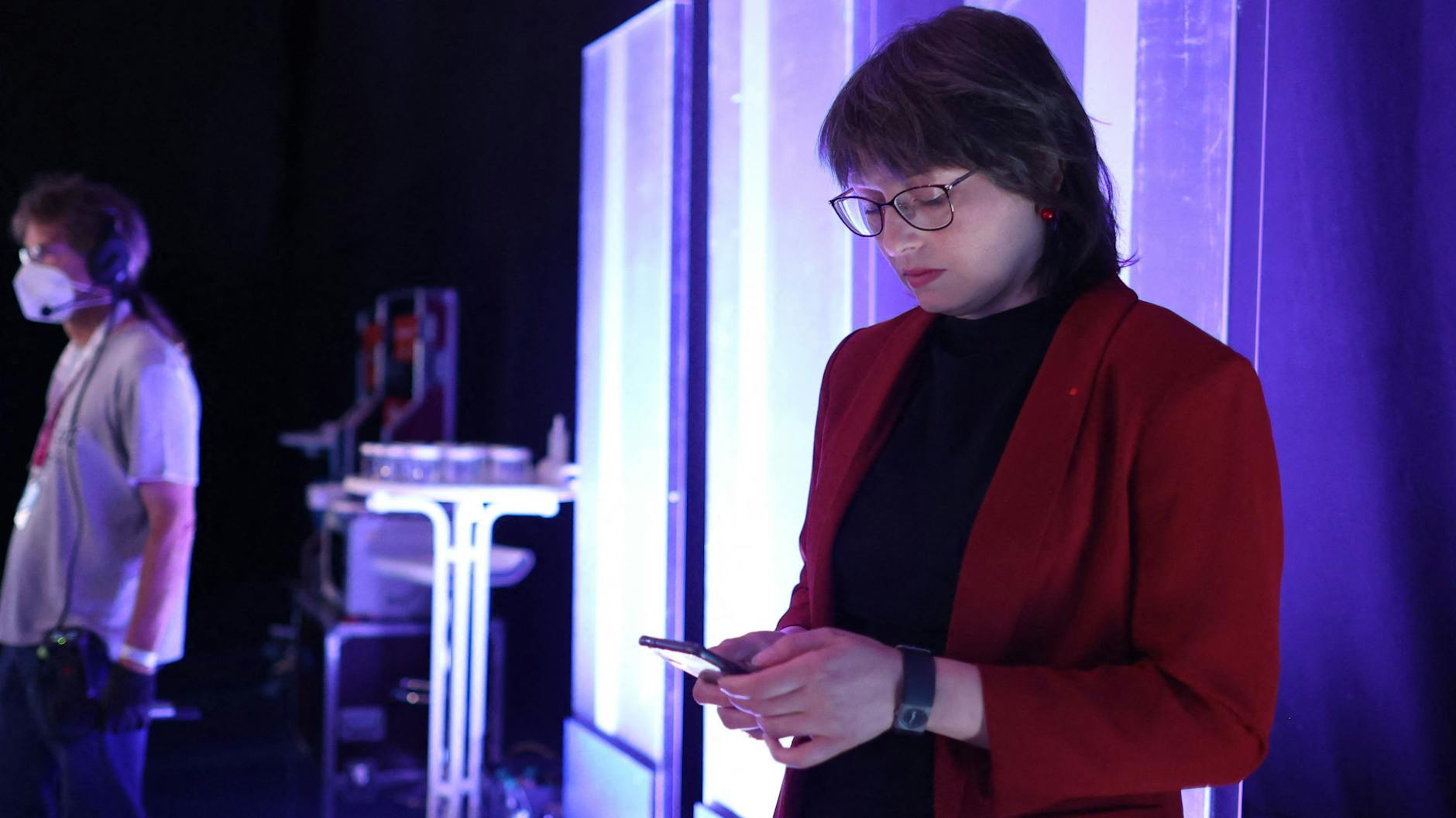 Lief nicht gut für die SPD in Sachsen-Anhalt: Spitzenkandidatin Katja Pähle checkt ihr Mobiltelefon in einer Pause. 