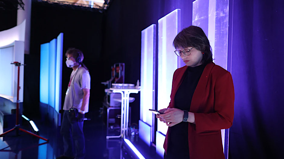 Lief nicht gut für die SPD in Sachsen-Anhalt: Spitzenkandidatin Katja Pähle checkt ihr Mobiltelefon in einer Pause.&nbsp;