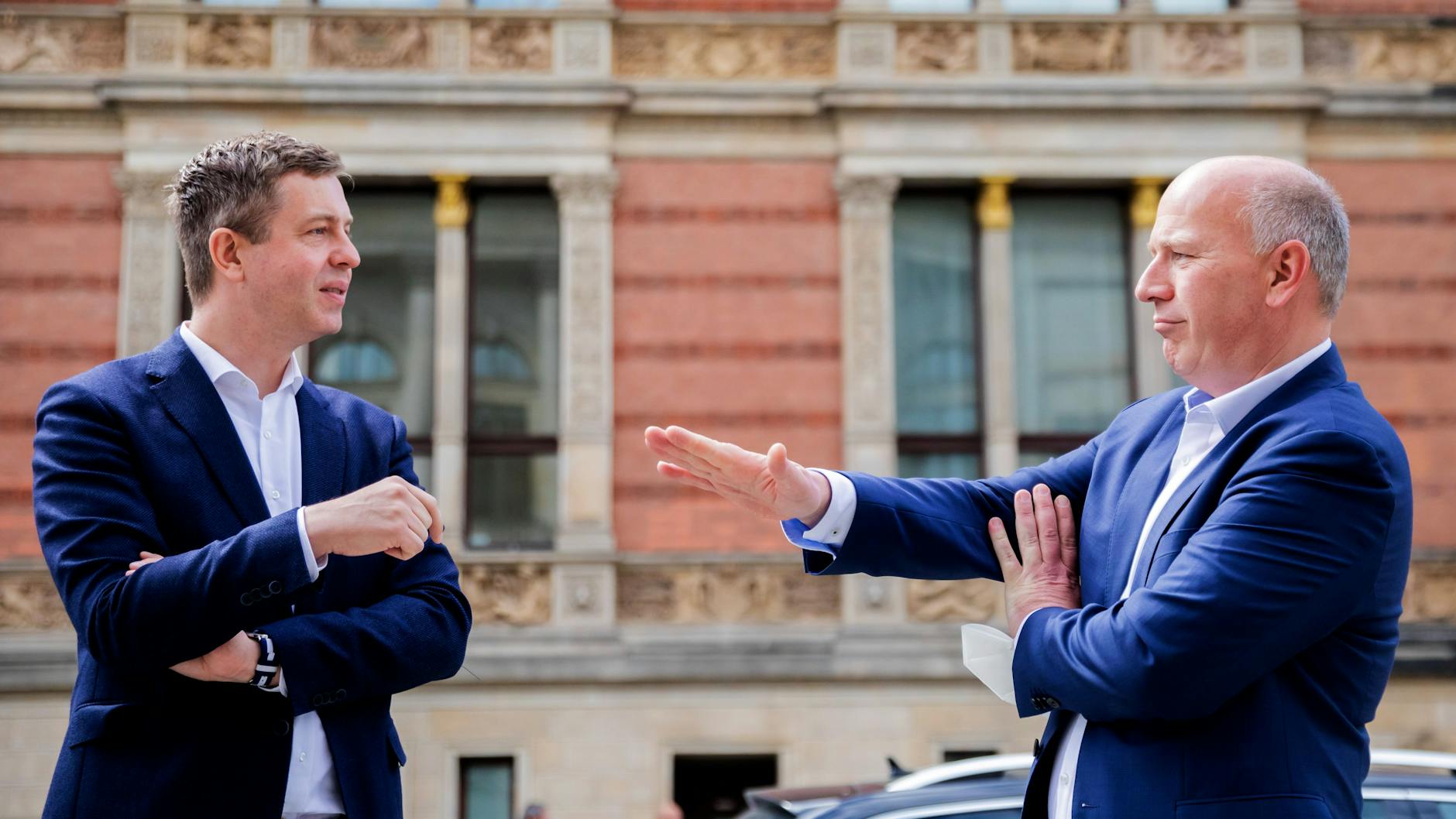 Generalsekretär Stefan Evers (l.) und Parteichef und Spitzenkandidat Kai Wegner (r.) bilden das Spitzen-Duo der Berliner CDU. Sie empfinden die Ergebnisse von Magdeburg als Rückenwind für die Wahlen am 26. September.