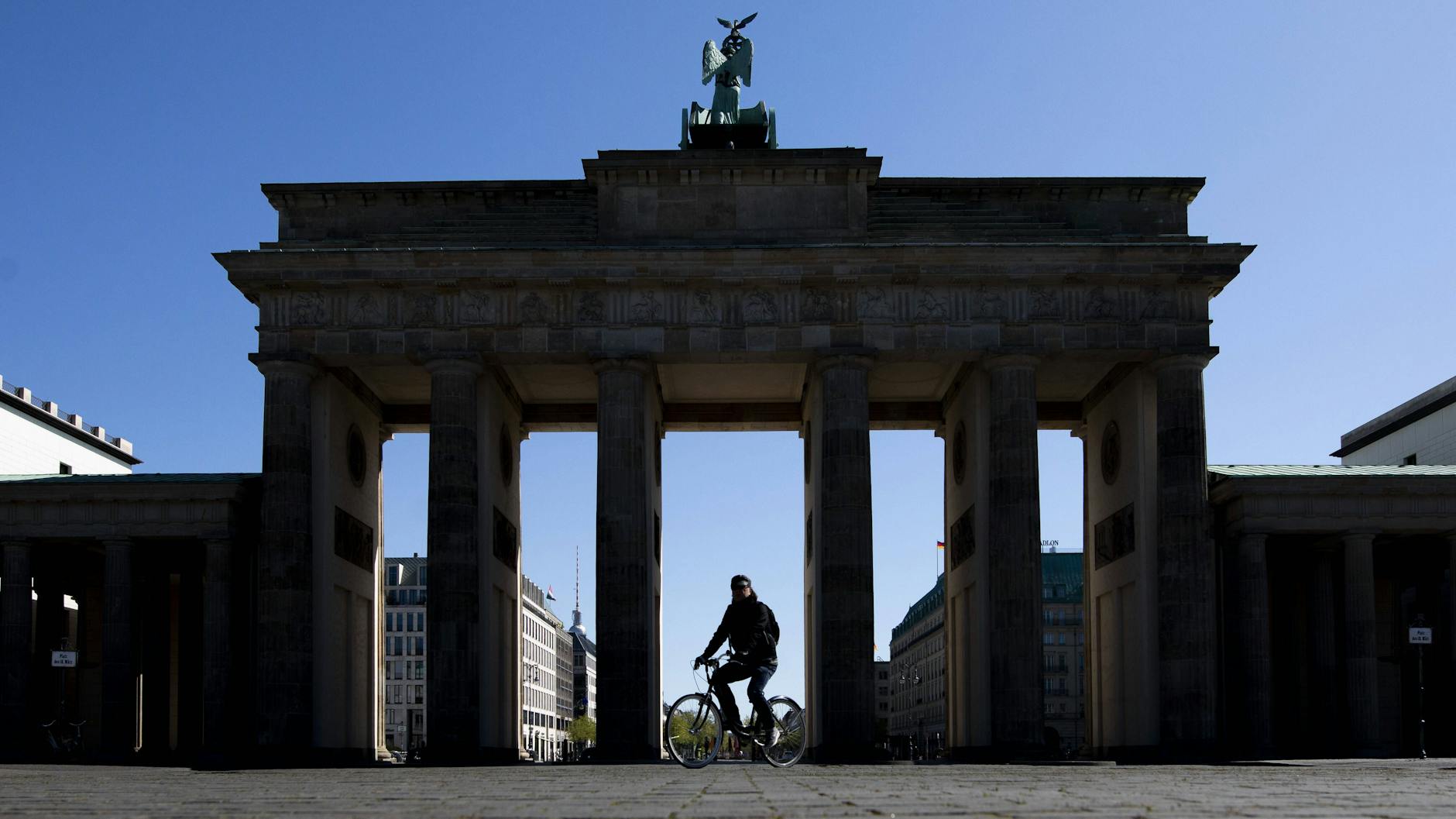 Fußball-Fans müssen in diesem Jahr auf die Fanmeile vor dem Brandenburger Tor verzichten. 
