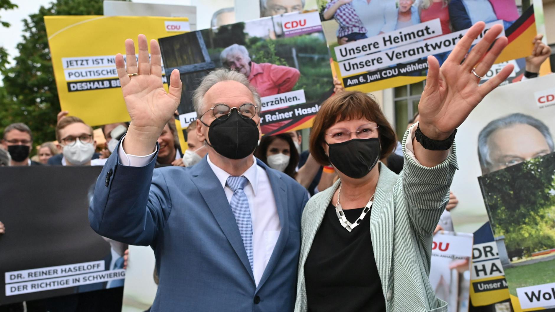 Reiner Haseloff und seine Ehefrau Gabriele jubeln auf der CDU-Wahlparty.
