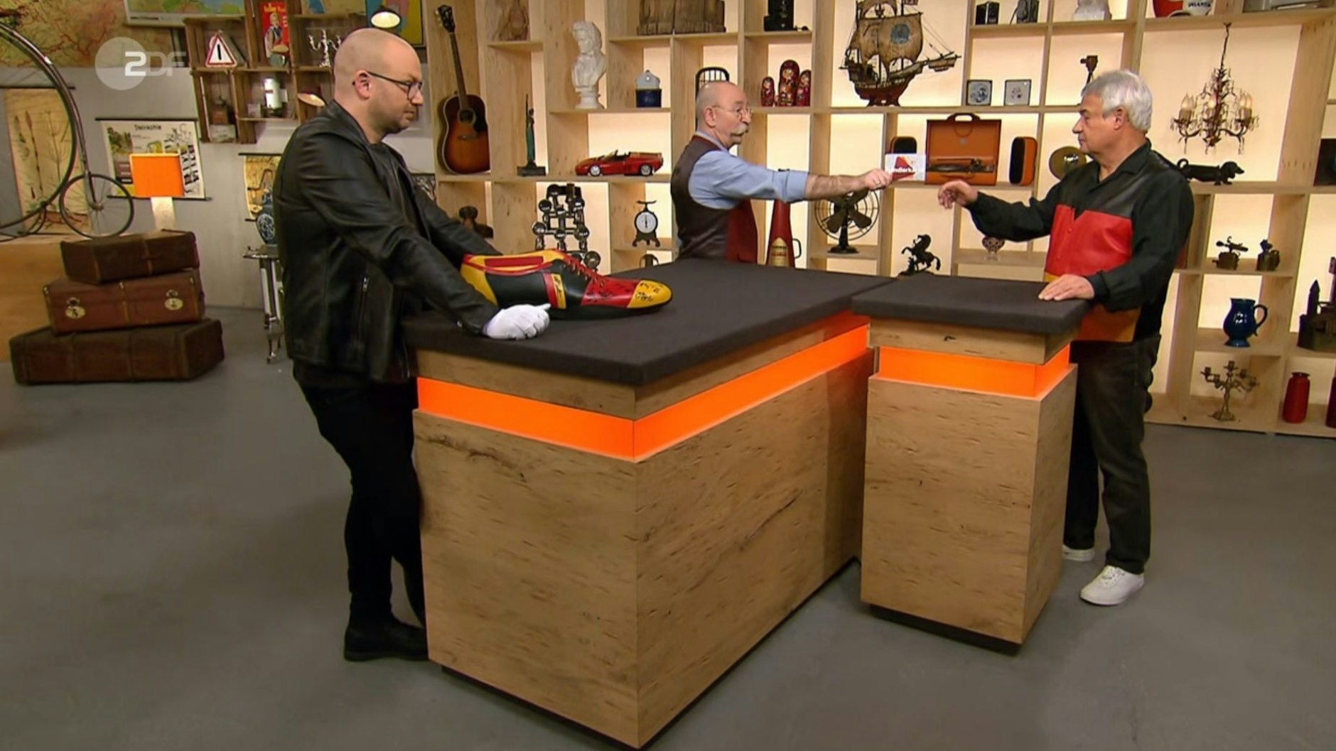 Nach der Expertise von „Bares für Rares“-Experte Sven Deutschmanek bekommt Kandidat Bernd Lademacher die Händlerkarte von Horst Lichter.