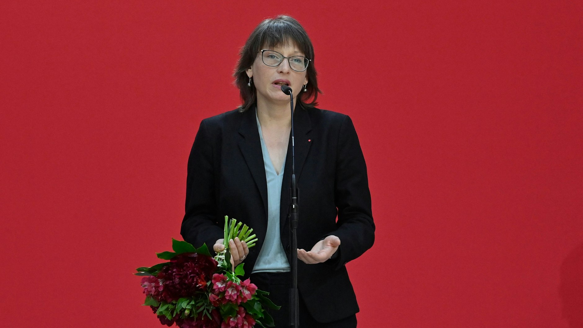 Da lassen auch die Trost-Blumen die Köpfe hängen: Katja Pähles Landes-SPD fuhr ein mieses Ergebnis ein.