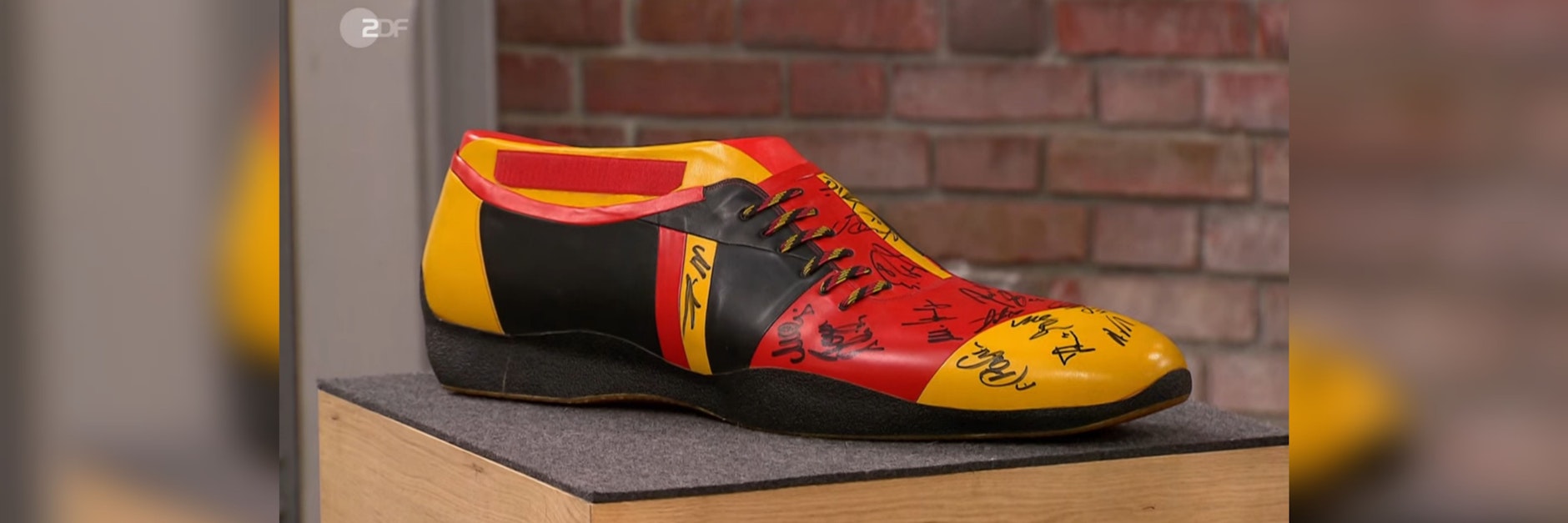 Bei „Bares für Rares“ steht dieser weltmeisterliche Handball-Schuh in Übergröße zum Verkauf.