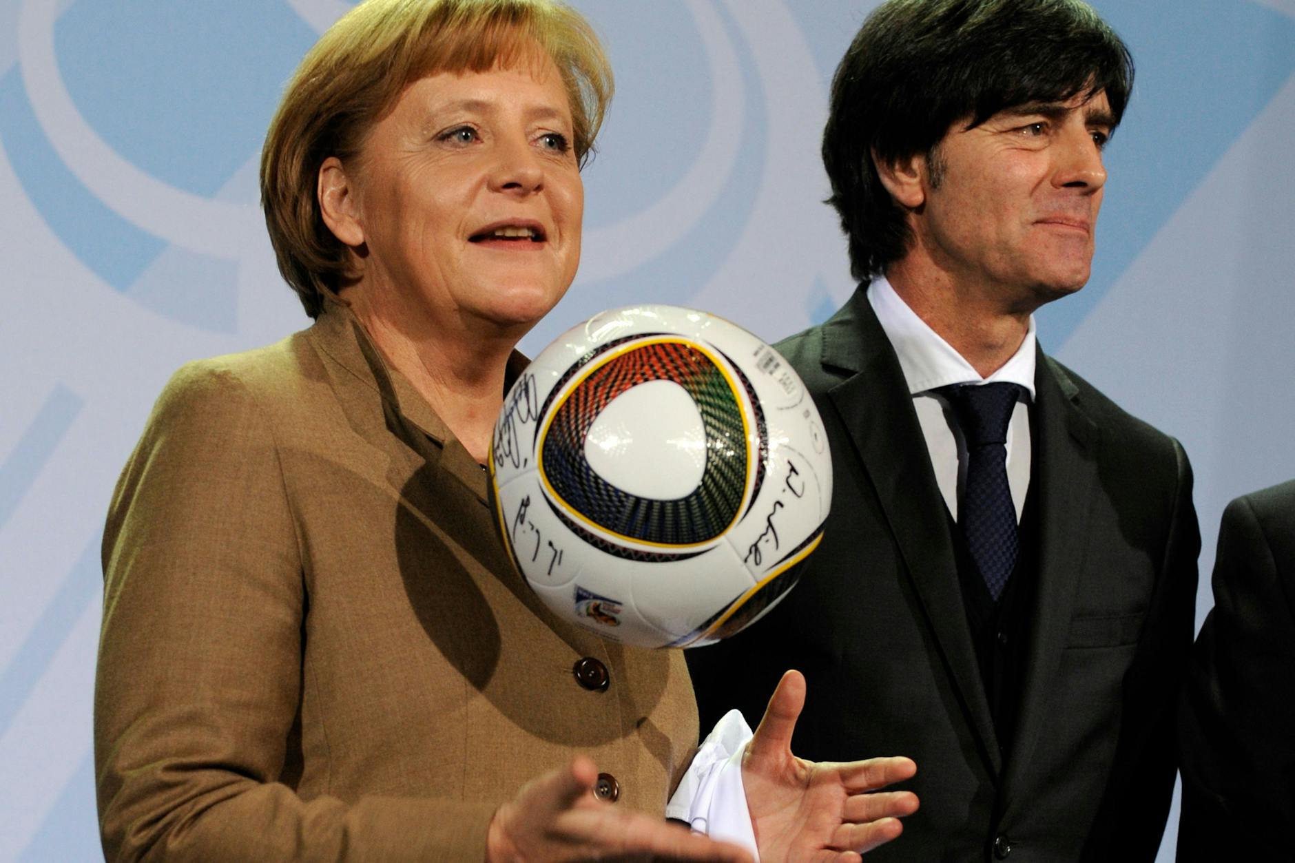 Bundeskanzlerin Angela Merkel mit Nationaltrainer Joachim Löw im Jahr 2010.