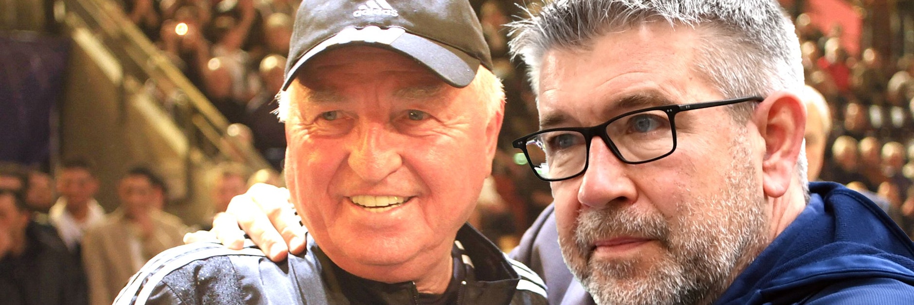 Ulli Wegner ballt die rechte Faust, Unions Trainer Urs Fischer macht es mit der linken. Berlins Box-Legende ist begeistert von seinem Trainerkollegen.