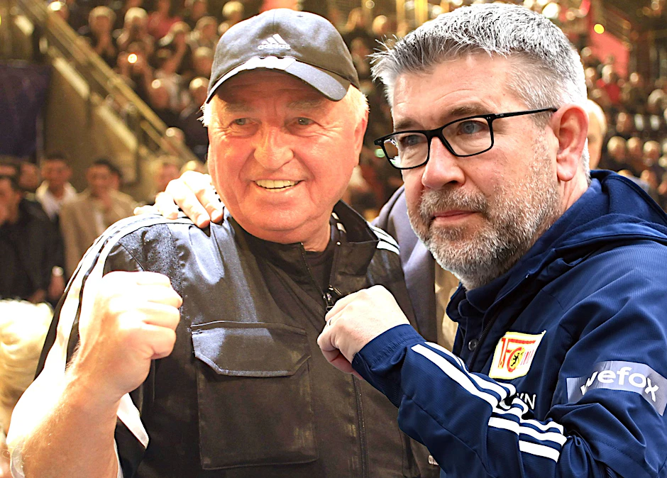 Ulli Wegner ballt die rechte Faust, Unions Trainer Urs Fischer macht es mit der linken. Berlins Box-Legende ist begeistert von seinem Trainerkollegen.