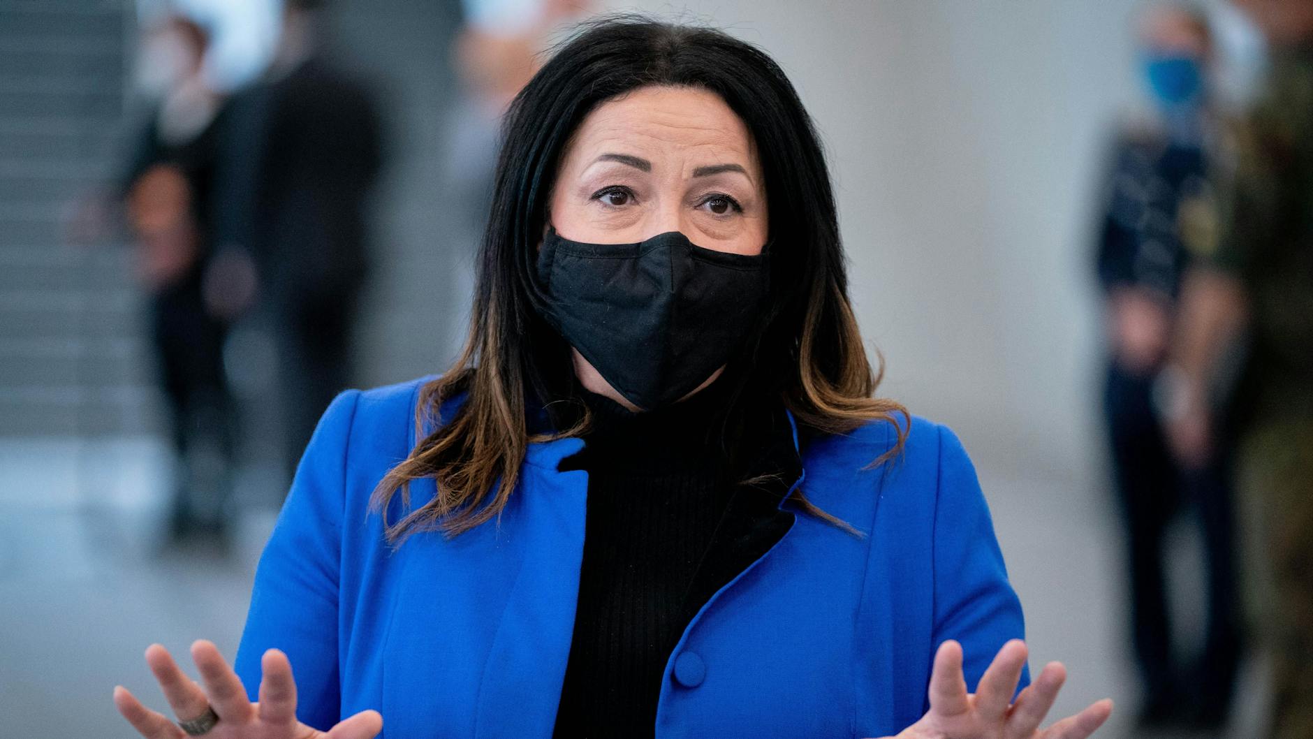 Die Corona-Zahlen gehen in Berlin zurück. Doch Dilek Kalayci (SPD), Gesundheitssenatorin der Hauptstadt, hat im Gesundheitsausschuss am Montag die Euphorie gebremst (Archivbild).