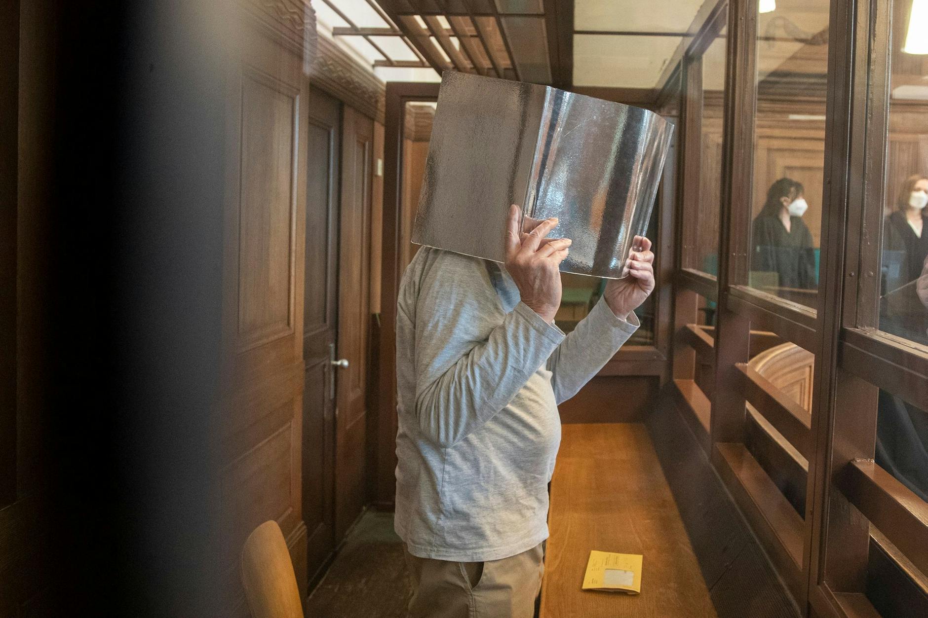 Der 84-jährige Peter G. soll in Neukölln seine neun Jahre ältere Ehefrau ermordet haben. Bisher ging er straffrei durchs Leben.