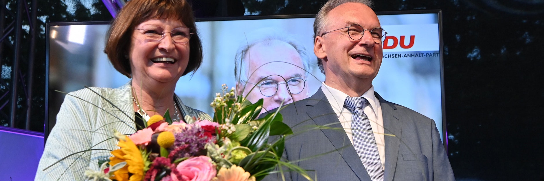 Reiner Haseloff, CDU, Ministerpräsident von Sachsen-Anhalt und seine Ehefrau Gabriele jubeln auf der CDU Wahlparty.&nbsp;