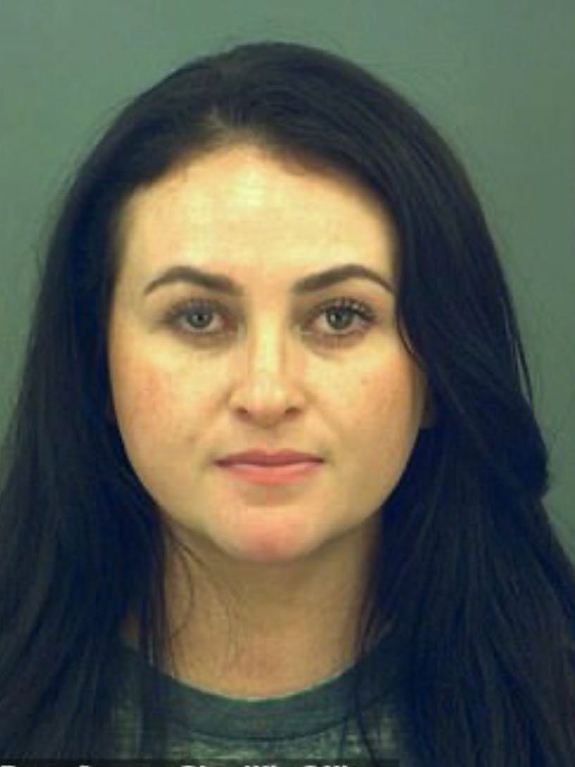 Casey Garcia muss sich wegen Betrugs, Urkundenfälschung – sie hatte sich mit dem Namen ihrer Tochter Julie eingeschrieben und auch deren Schulausweis benutzt – und schweren Hausfriedensbruchs vor Gericht verantworten.