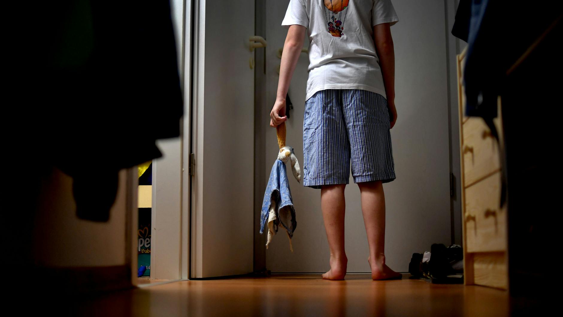 Wenn Kinder schlafwandeln, sollten Eltern entsprechende Schutzvorkehrungen treffen.