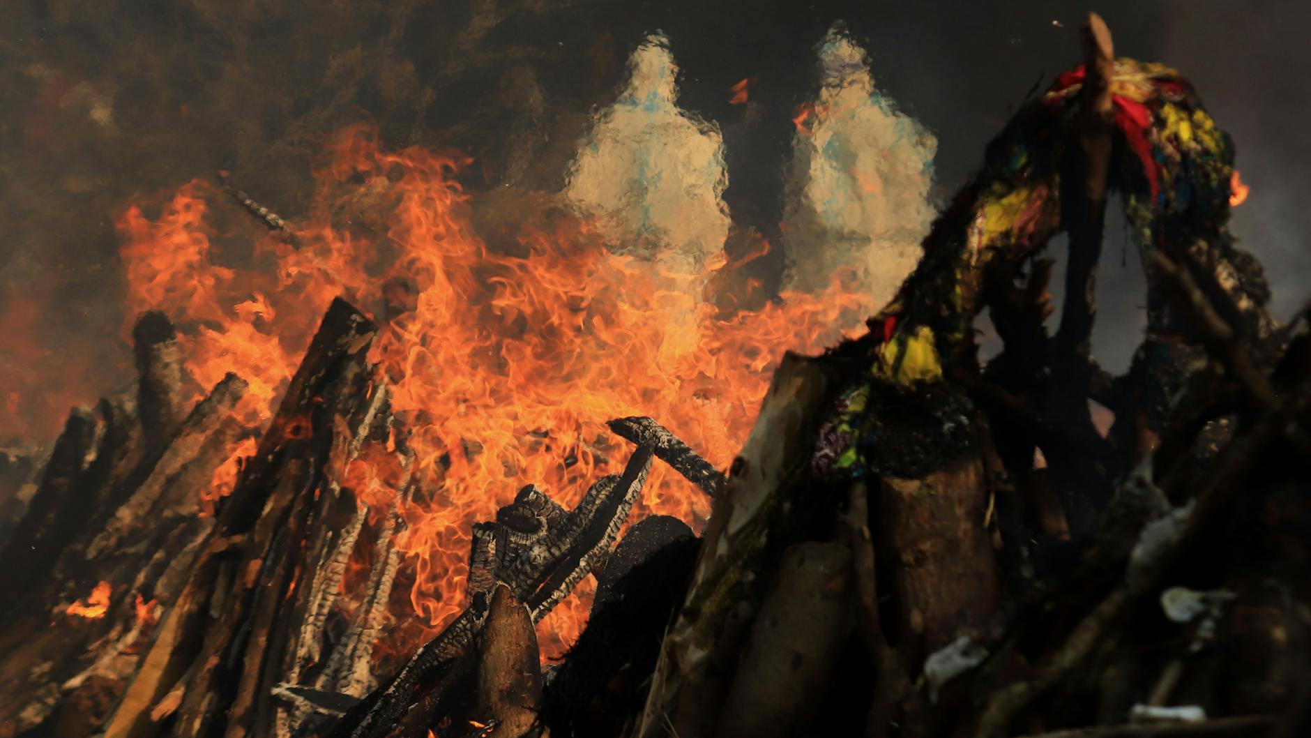 Szenen einer Masseneinäscherung von Opfern, die an den Folgen einer Corona-Infektion gestorben sind, auf dem Gelände eines Krematoriums in Neu Delhi Ende April