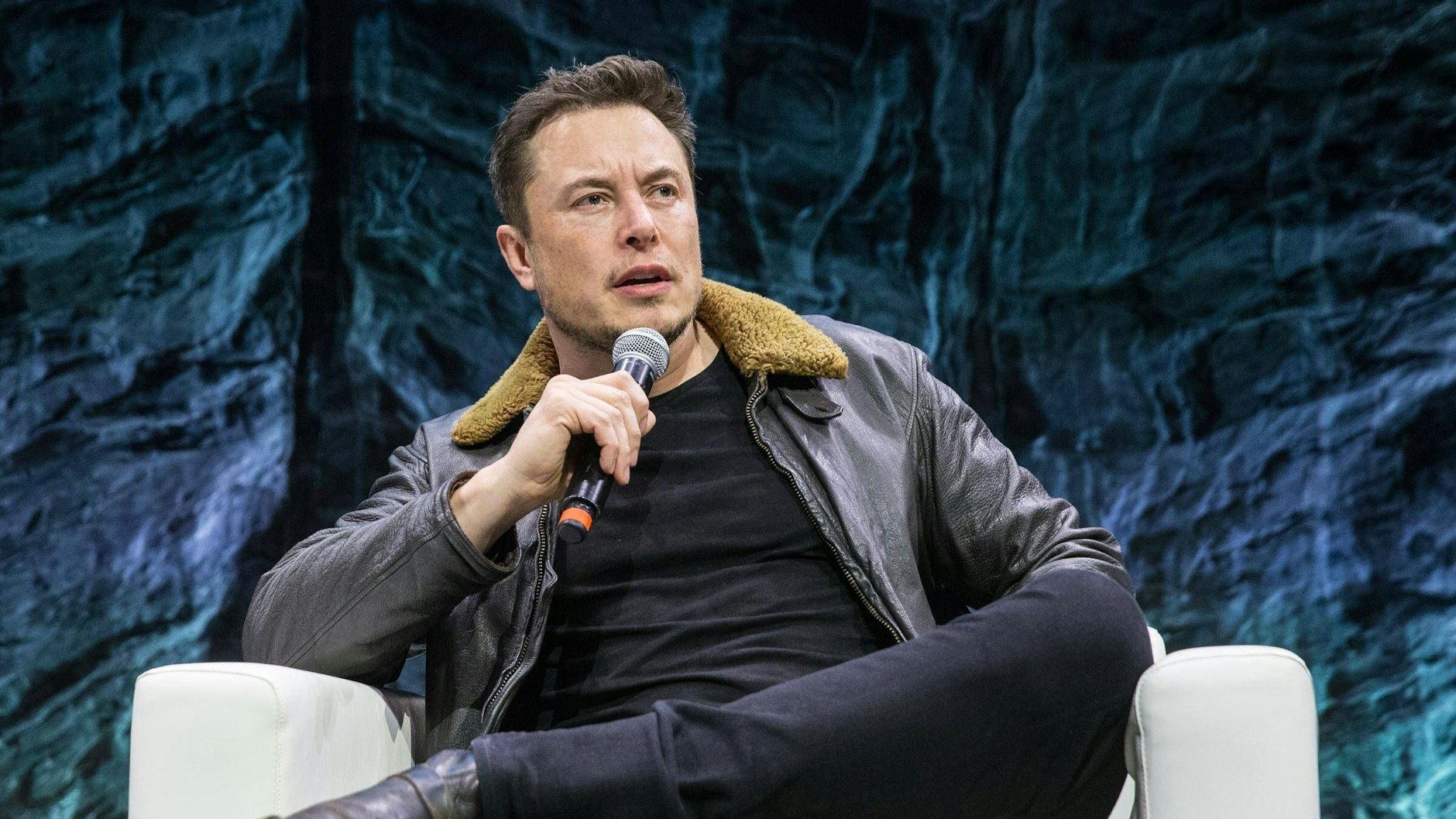 Elon Musk hat Anfang des Jahres 1,5 Milliarden US-Dollar in den Bitcoin investiert. Seitdem scheint sich der Kurs der Kryptowährung entlang seiner Tweets zu bewegen.