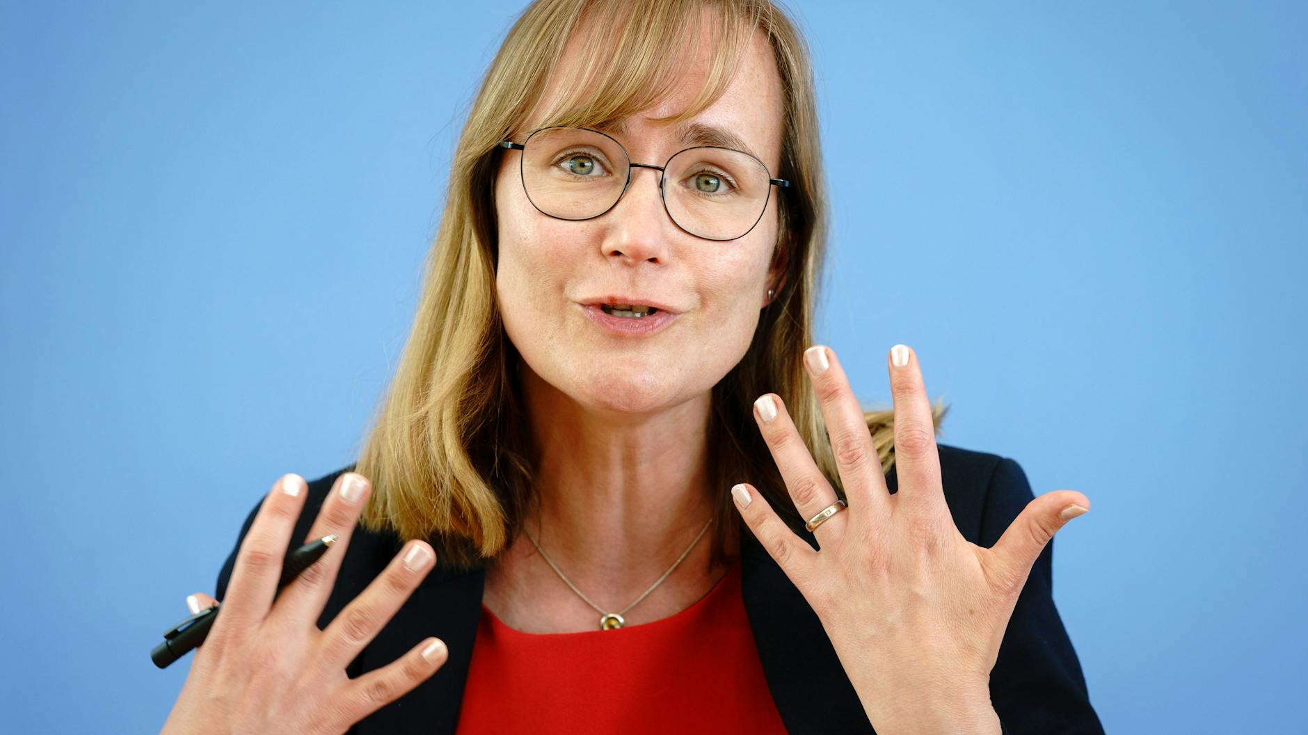 Der Gesichtsausdruck spricht Bände: Eva von Angern, Spitzenkandidatin der abgestraften Linken in Sachsen-Anhalt.