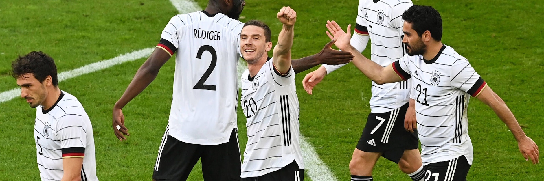 Robin Gosens feiert sein erstes Tor im DFB-Dress.