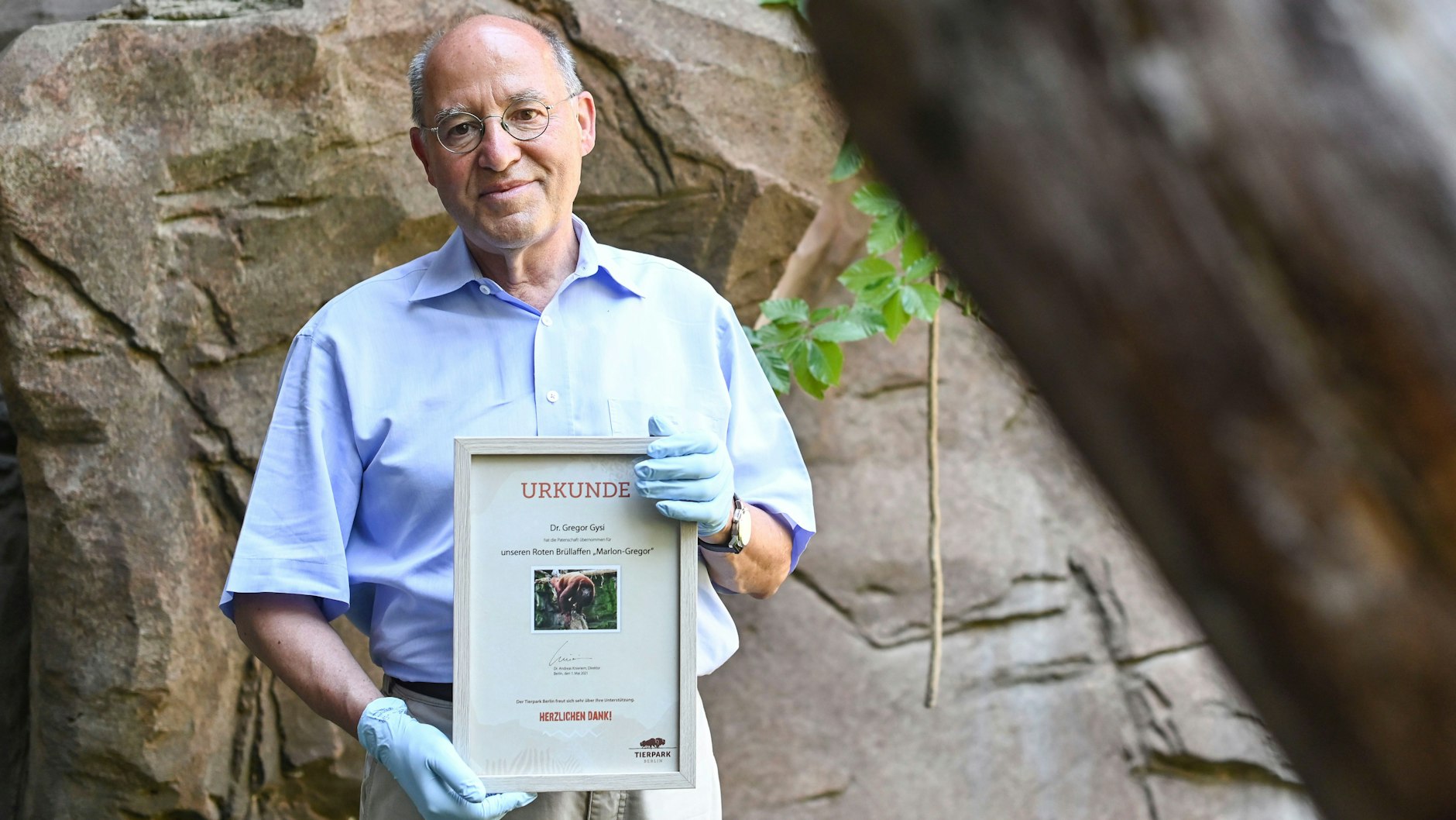 Gregor Gysi mit der Paten-Urkunde für den Brüllaffen.<br>