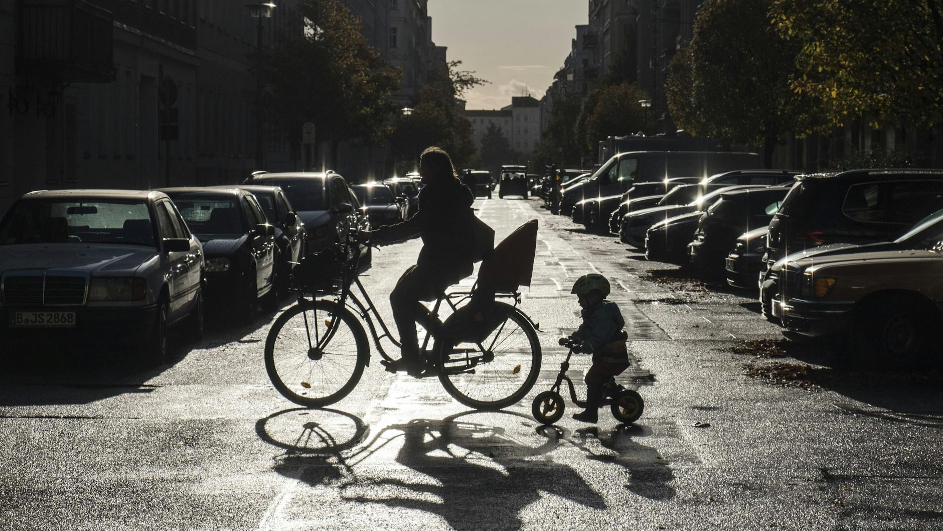 Wer braucht hier im Prenzlauer Berg schon ein Auto? Das Hollandrad ist die Familienkutsche im Zweiradbereich.