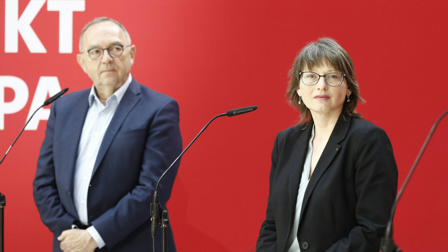 Etwas ratlos wirkten sie schon: SPD-Parteichef Norbert Walter-Borjans am Montag gemeinsam mit der SPD-Spitzenkandidatin von Sachsen-Anhalt, Katja Pähle.
