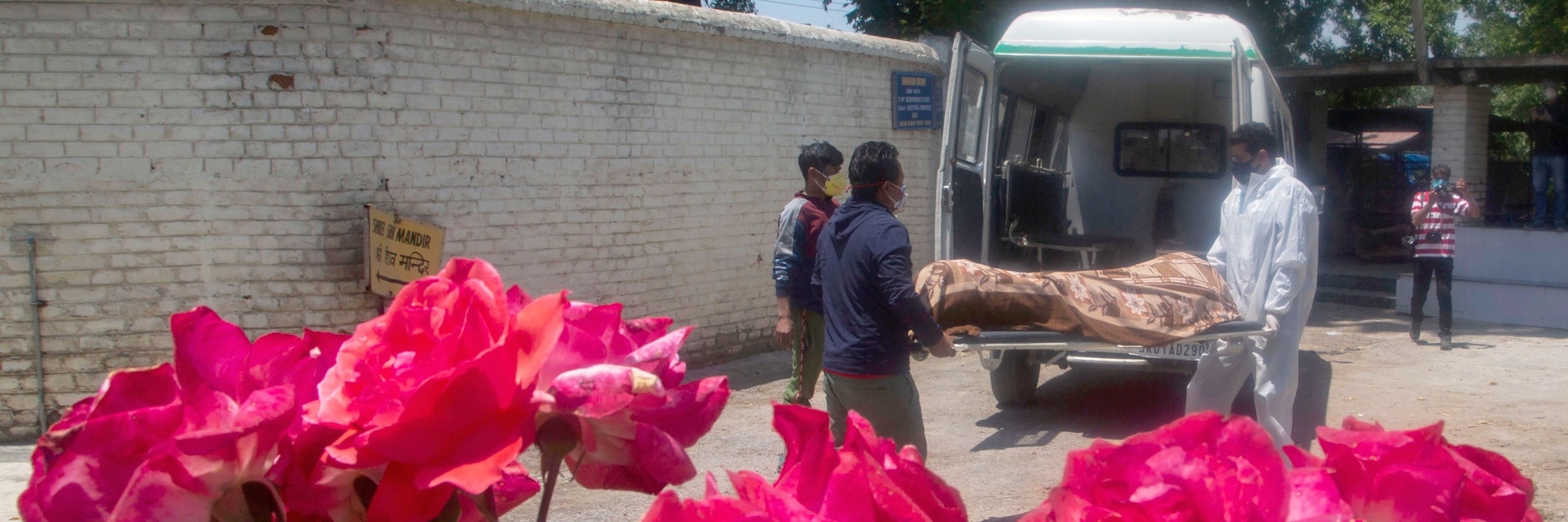 Ein Opfer der Corona-Pandemie wird zur Verbrennung in ein Krematorium gebracht. Die nationale Kinderschutzbehörde Indiens hat seit Pandemiebeginn 1742&nbsp;Corona-Waisen und 7464&nbsp;Corona-Halbwaisen erfasst.