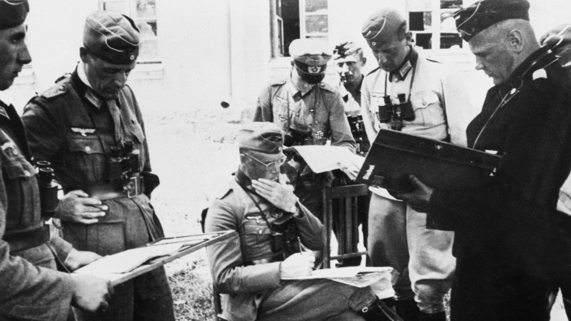 Deutsche Offiziere bei einer Einsatzbesprechung im Juli 1941.