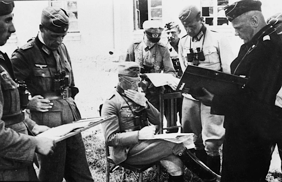 Deutsche Offiziere bei einer Einsatzbesprechung im Juli 1941.