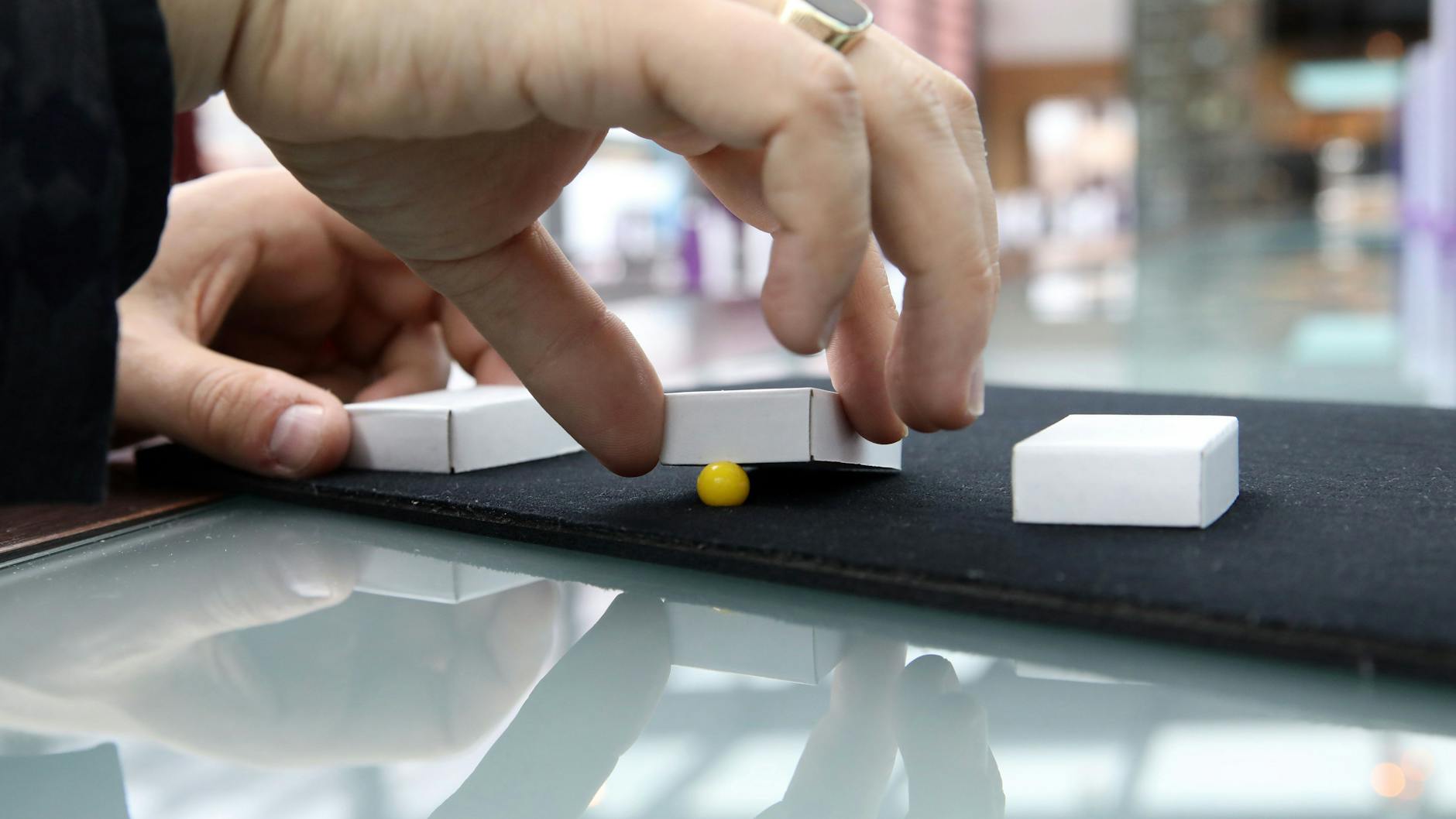 <strong>BÄLLCHEN-KLAU. </strong>Wenn der Spieler die Schachtel mit dem Bällchen nach vorn schiebt, rollt die aus einem gummiartigen Material bestehende Kugel nach hinten aus der Schachtel.