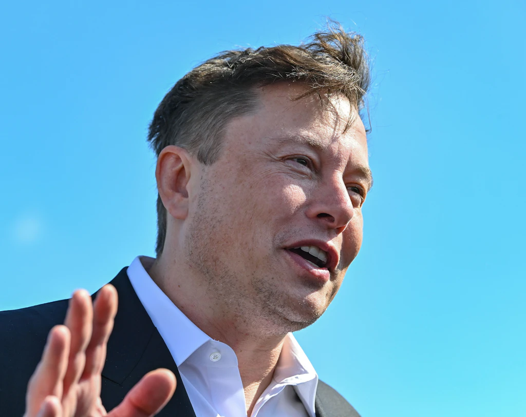 Anonymous droht Elon Musk