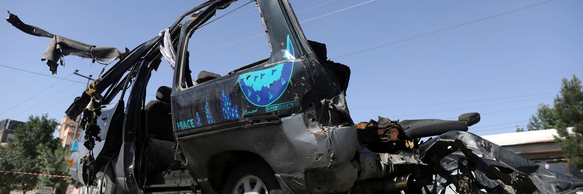 Während auf&nbsp; dem Land gekämpft wird, gehen in Kabul Bomben hoch. Hier zerriss eine vier Menschen in einem Kleinbus.