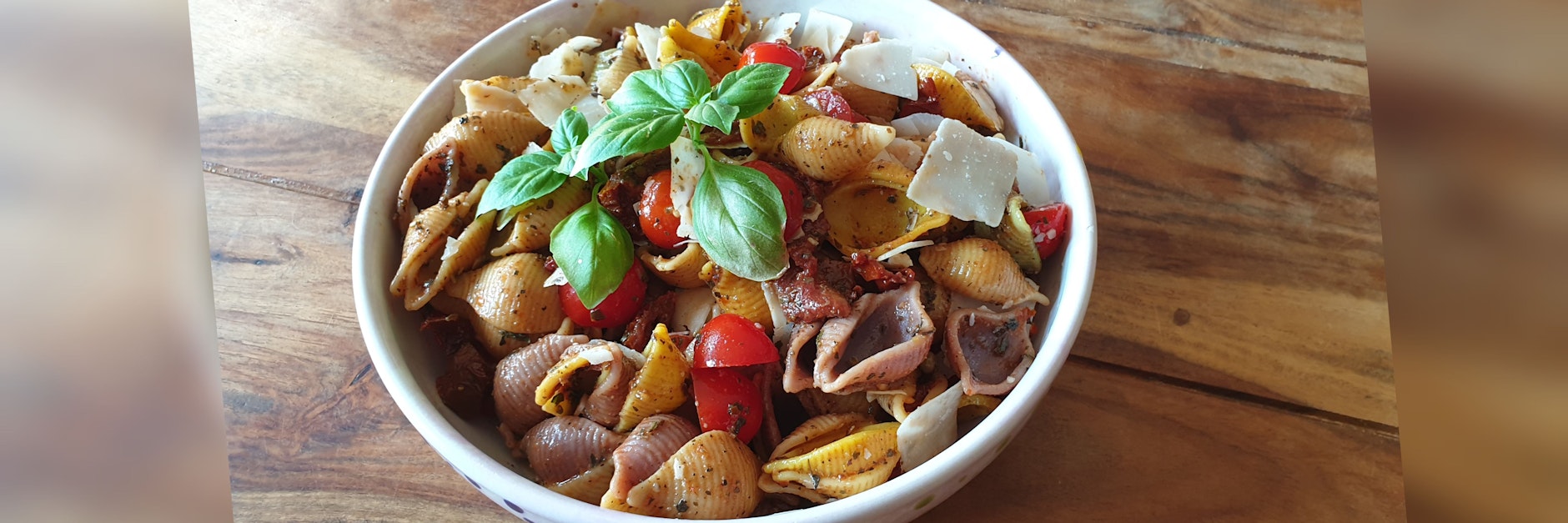 Mit bunten Nudeln ist der Nudelsalat auch ein richtiger Hingucker.