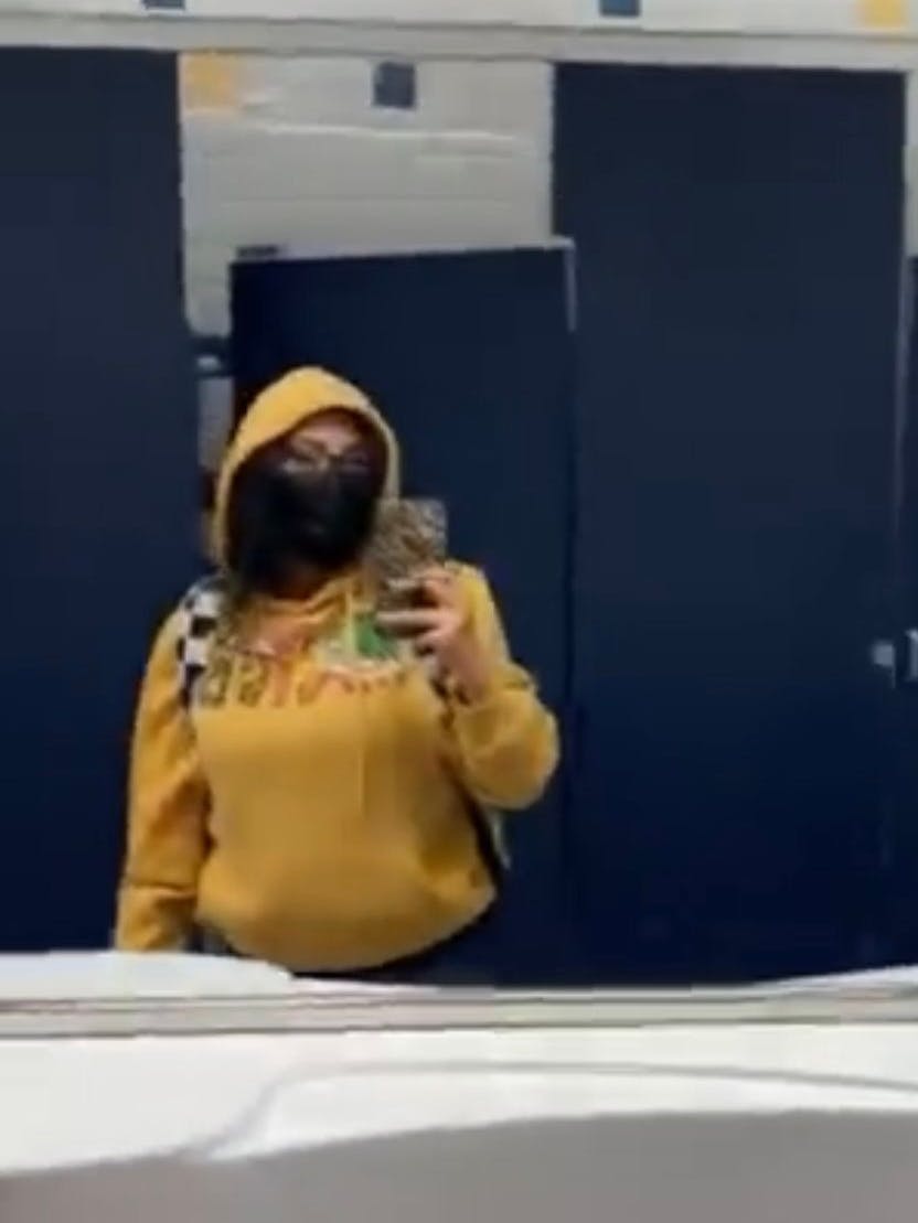 Casey Garcia schminkte sich wie ihre Teenie-Tochter und trug auch deren Kapuzenpulli sowie einen Mund-Nasen-Schutz.