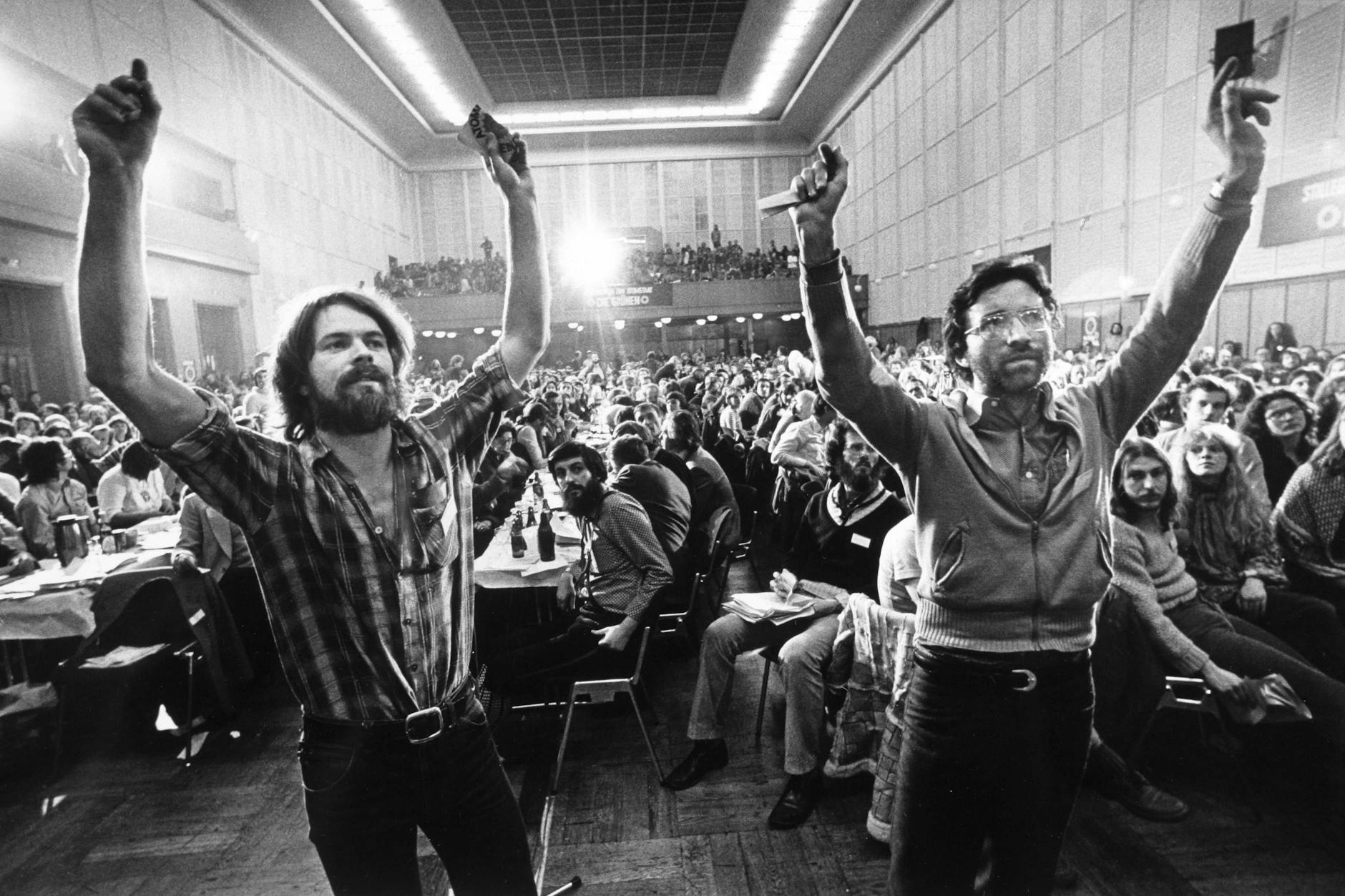 Abstimmung auf dem Gründungsparteitag der Grünen in der Stadthalle in Karlsruhe.