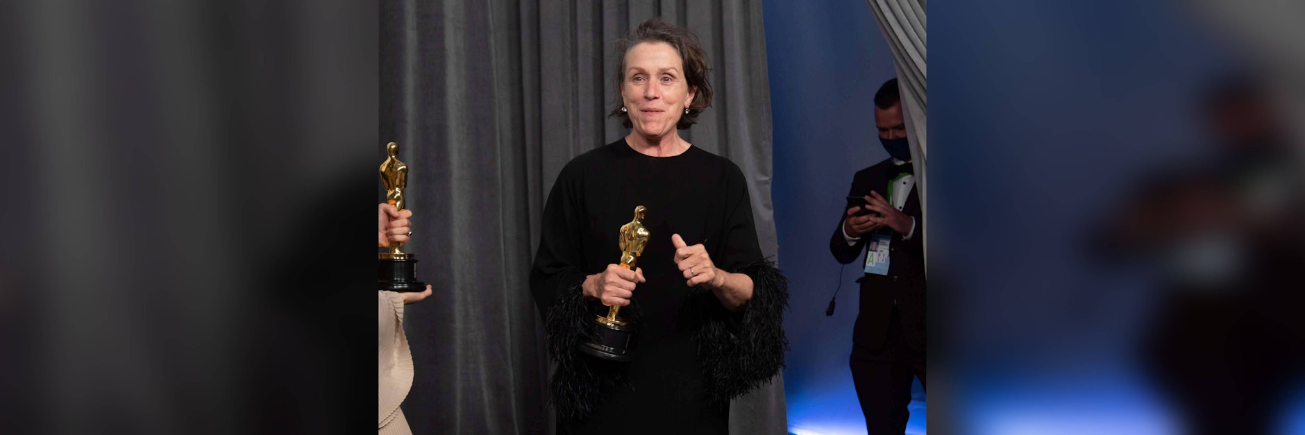Frances McDormand mit ihrem Oscar für ihre Rolle in Nomadland.