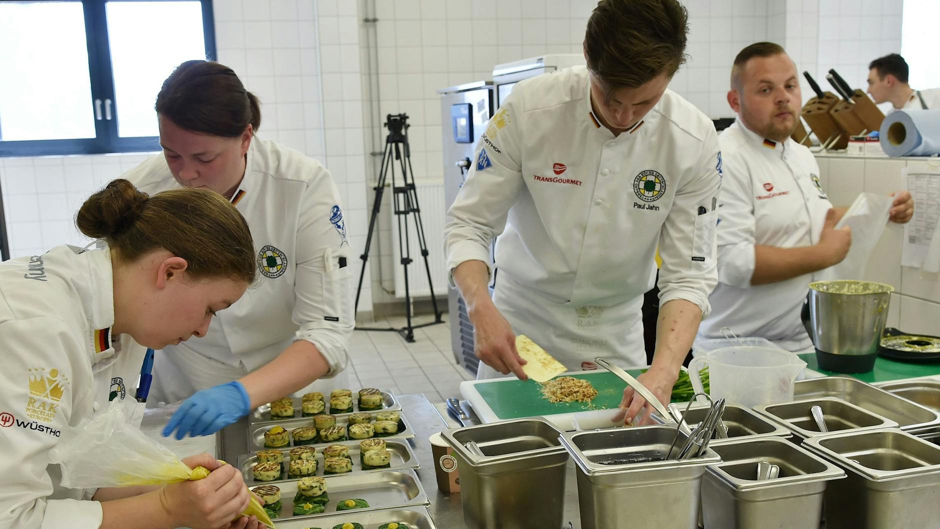 Kochen ist harte Arbeit – hier für die Köche der Nationalmannschaft beim Training im Filmpark Babelsberg.