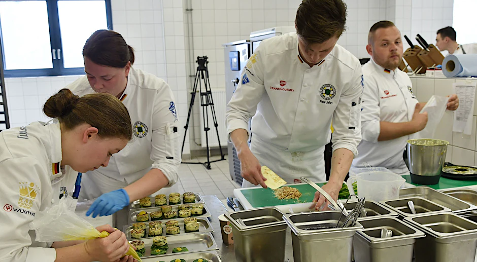 Kochen ist harte Arbeit – hier für die Köche der Nationalmannschaft beim Training im Filmpark Babelsberg.