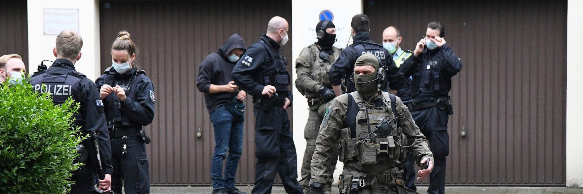 Einsatzkräfte stehen bei einem großangelegten Einsatz gegen die Rauschgiftkriminalität vor einem Bürogebäude in Essen.