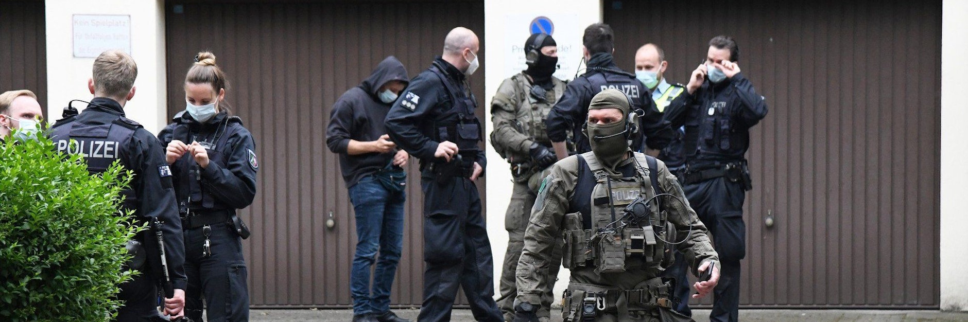 Einsatzkräfte stehen bei einem großangelegten Einsatz gegen die Rauschgiftkriminalität vor einem Bürogebäude in Essen.