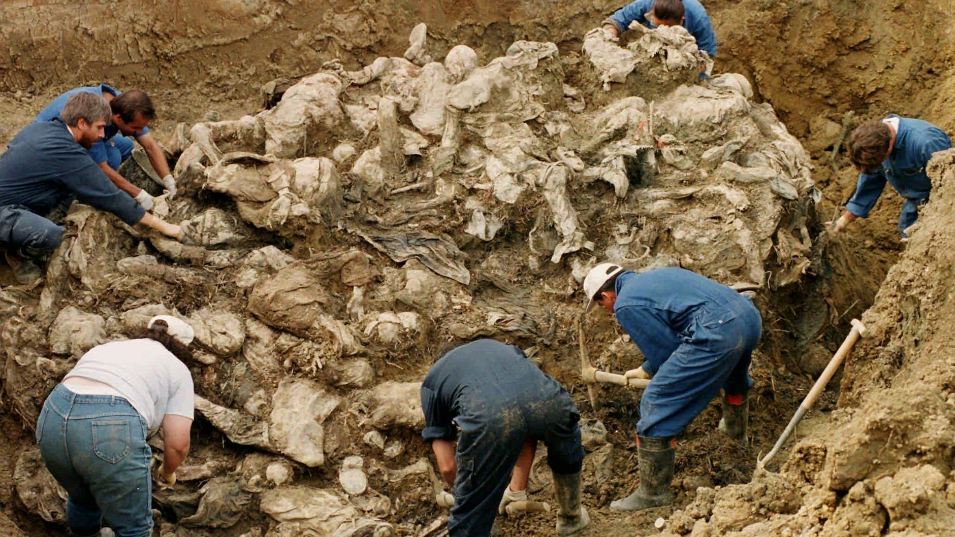 Ermittler des Internationalen Strafgerichtshofs für Kriegsverbrechen arbeiten 1996 in einem Massengrab von Opfern des Massakers von Srebrenica. 
