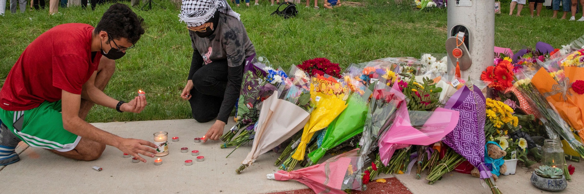 Menschen zünden Kerzen an für die Opfer des Angriffs.