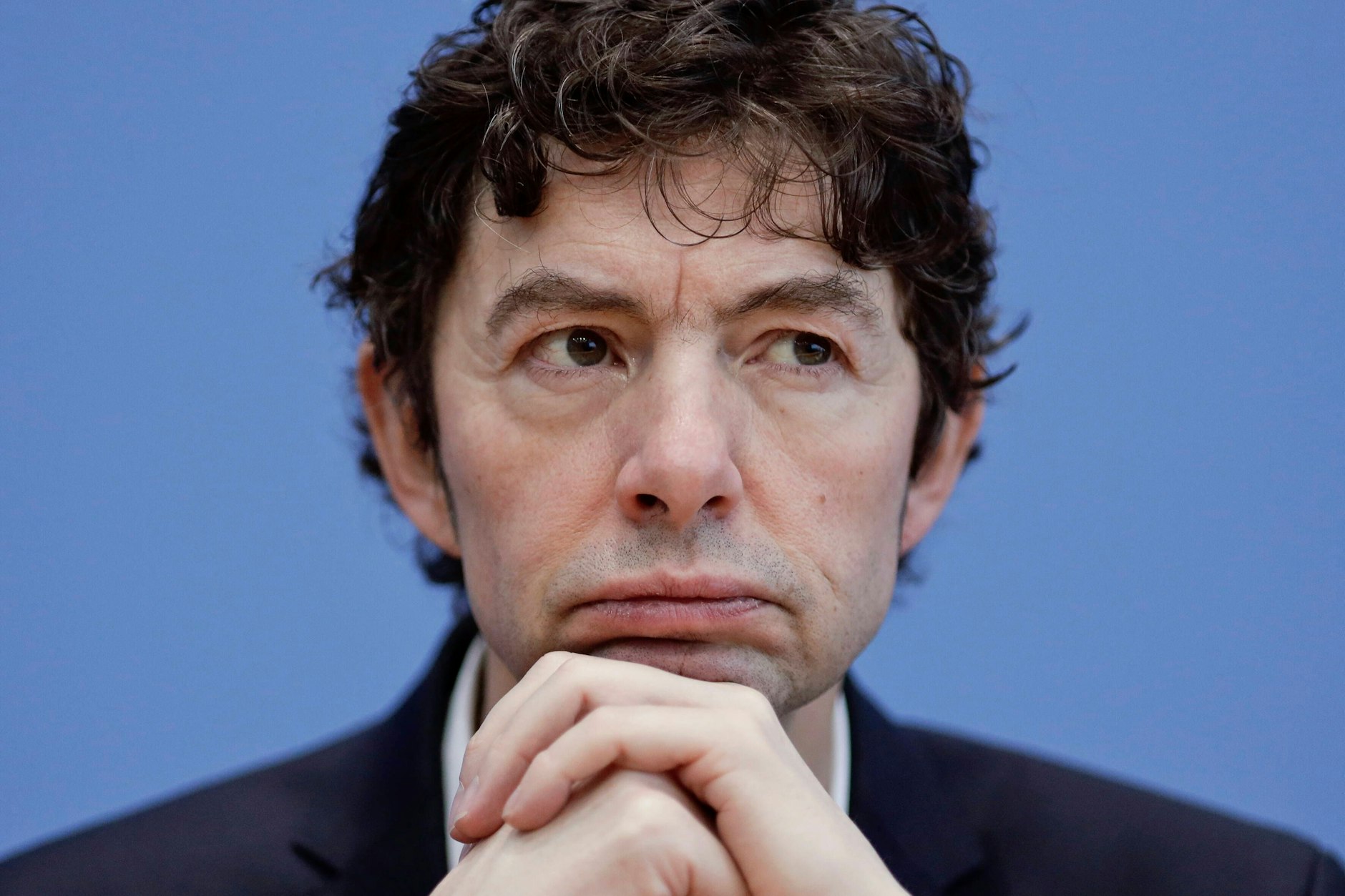 Christian Drosten hat in Zusammenhang mit einem Interview die Diskussion um die Maskenpflicht für Geimpfte neu entfacht.